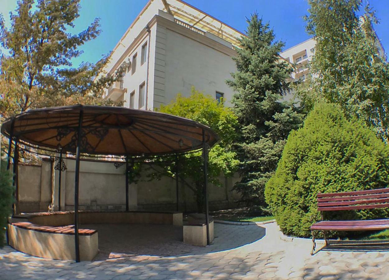 Spacious And Cozy Apartment In Bishkek Center Exterior foto